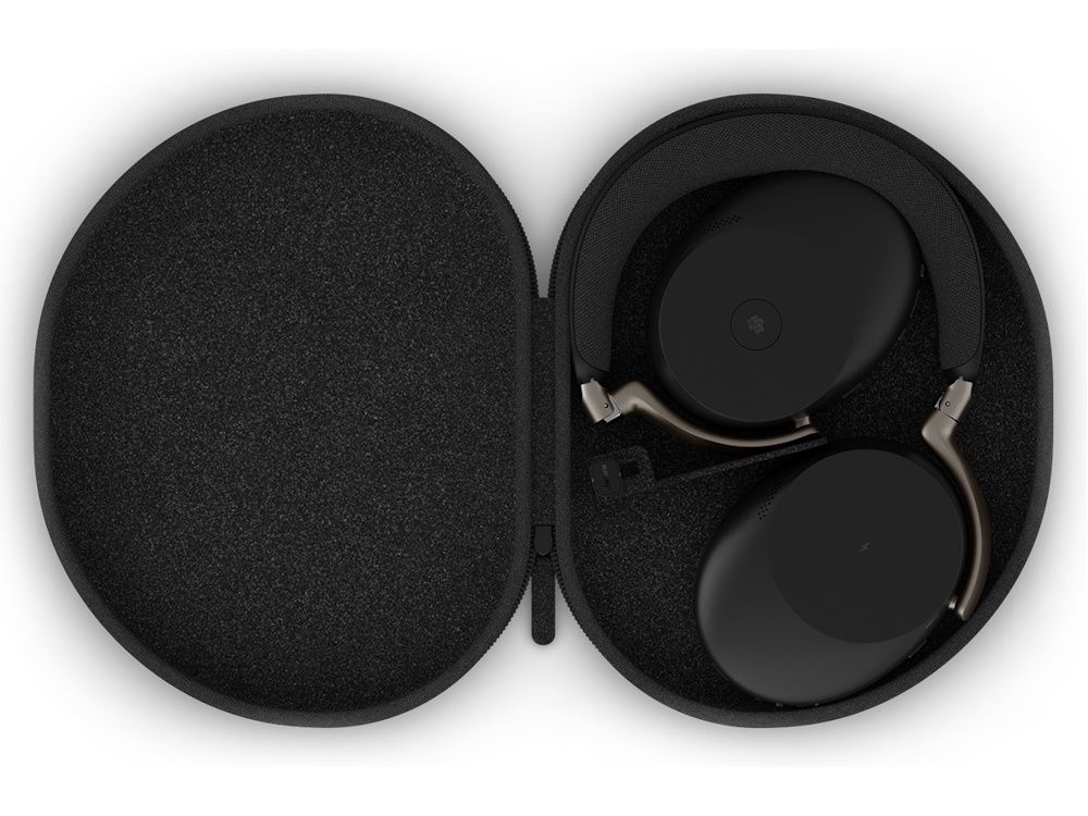 De opgeklapte Jabra Evolve3 85 MS Bluetooth headset in de draagtas opgeborgen