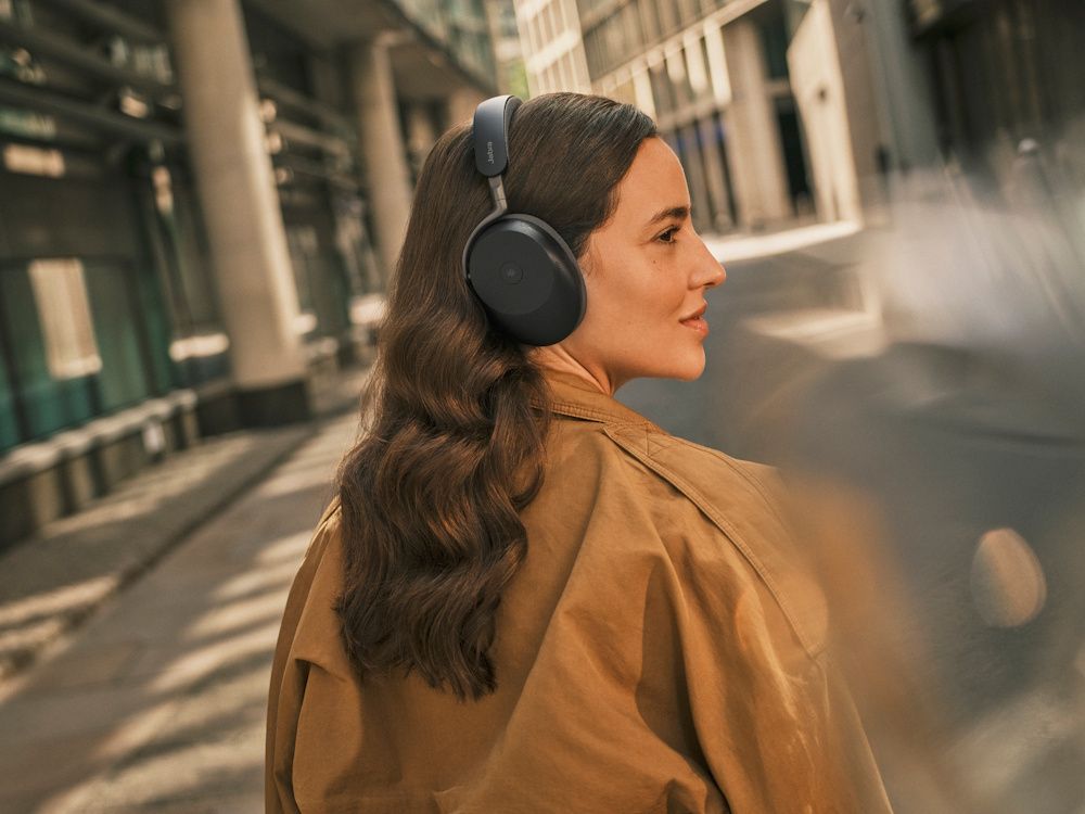 Een vrouw draagt de draadloze Jabra Evolve3 85 MS over-ear Bluetooth headset op straat voor zakelijk gebruik