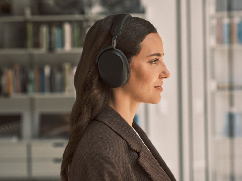 Een vrouw draagt de draadloze Jabra Evolve3 85 MS over-ear Bluetooth headset op kantoor