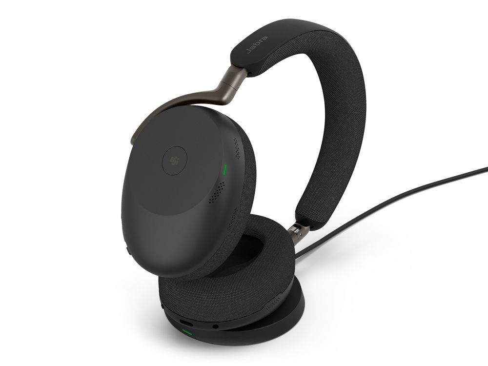 De draadloze Jabra Evolve3 85 MS over-ear headset met USB-A Bluetooth dongle en Teams knop op het draadloze oplaadstation