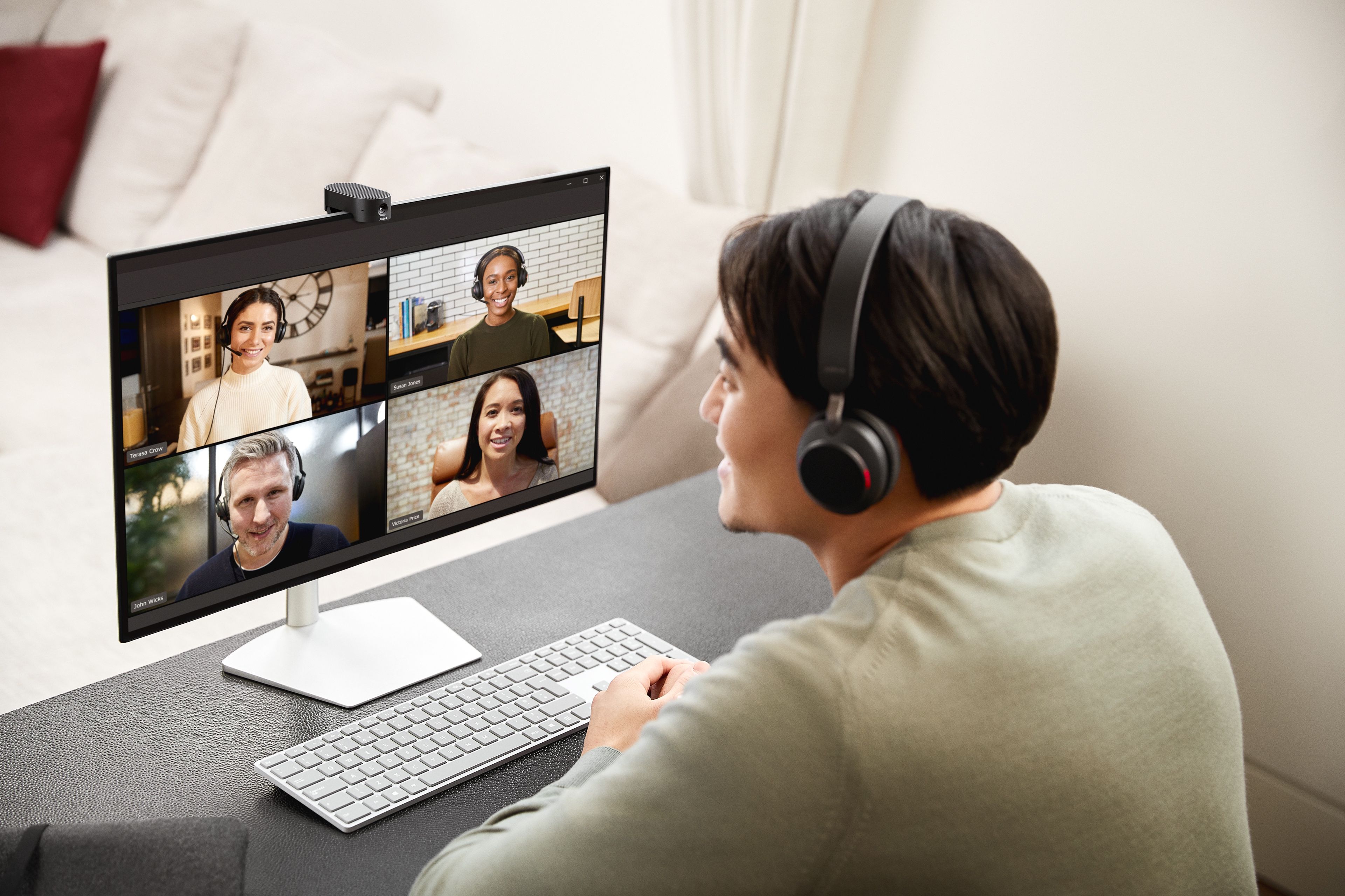 De Jabra PanaCast 20 4K webcam voor videovergaderen in gebruik op een computerscherm tijdens thuiswerken met een headset