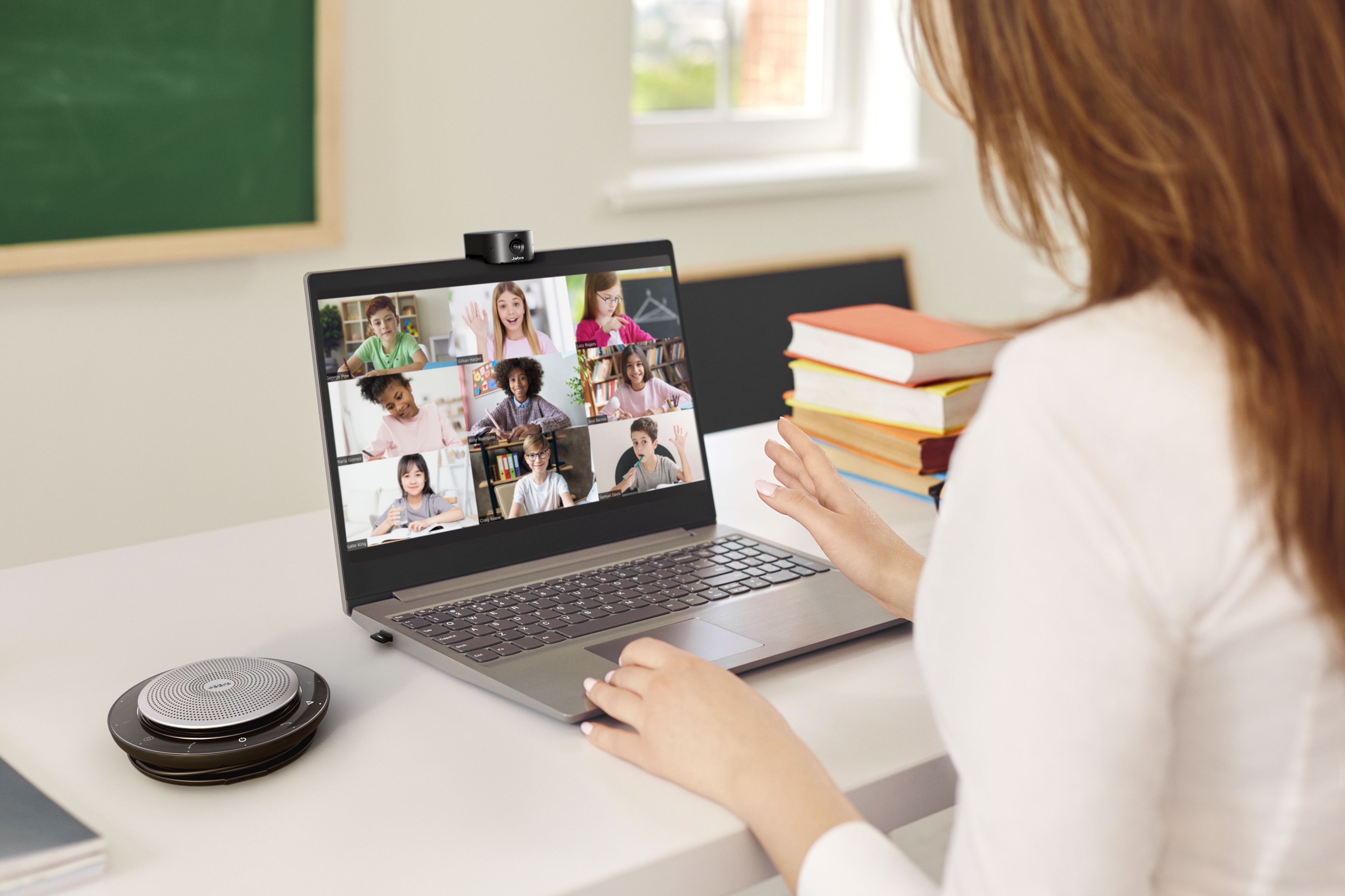 De Jabra PanaCast 20 4K webcam voor videovergaderen in gebruik op een laptop tijdens thuiswerken met een speakerphone