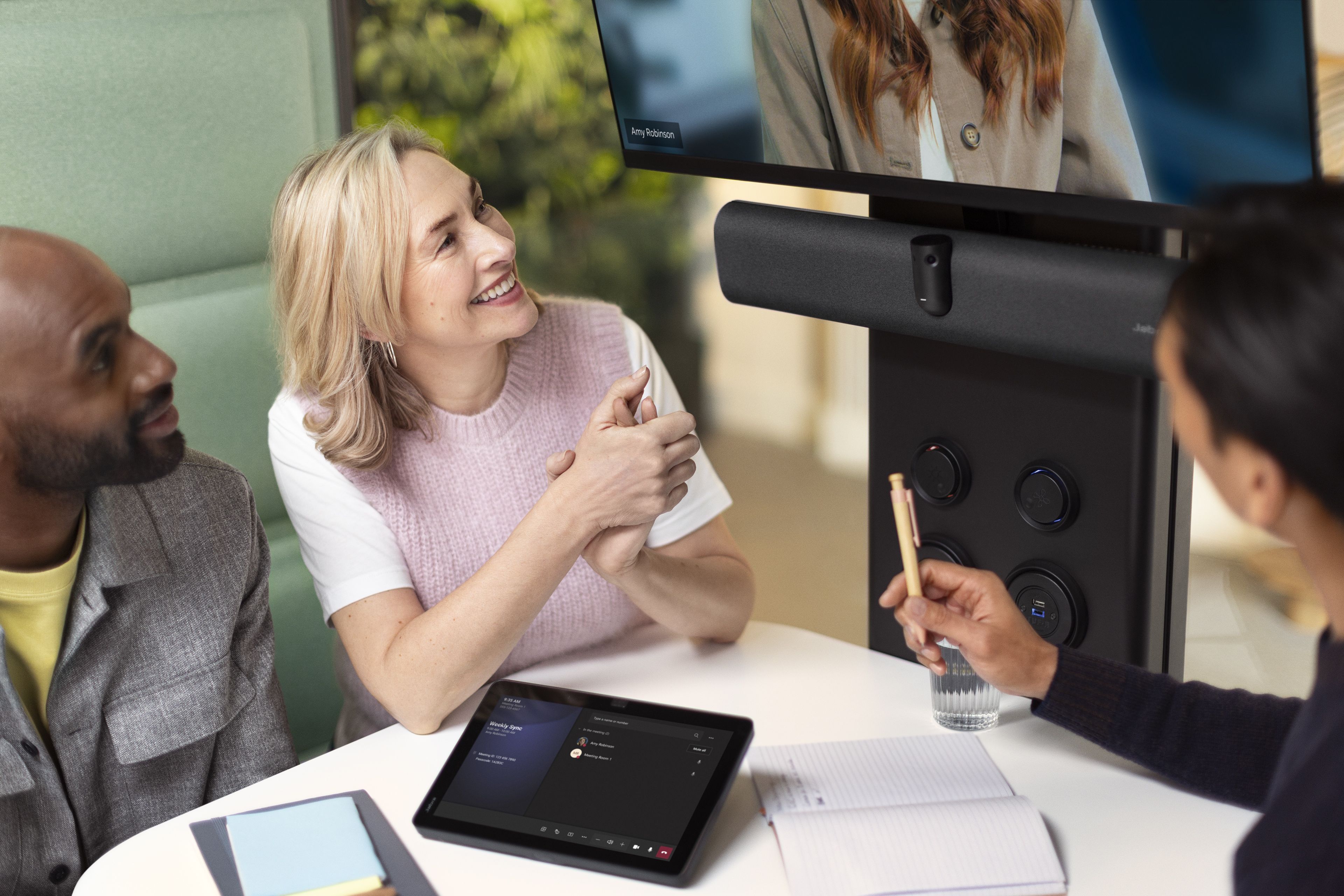 Het Jabra PanaCast 40 VBS MS Teams Room videovergadersysteem met Control IP touchscreen controller wordt gebruikt in een huddle room tijdens een vergadering