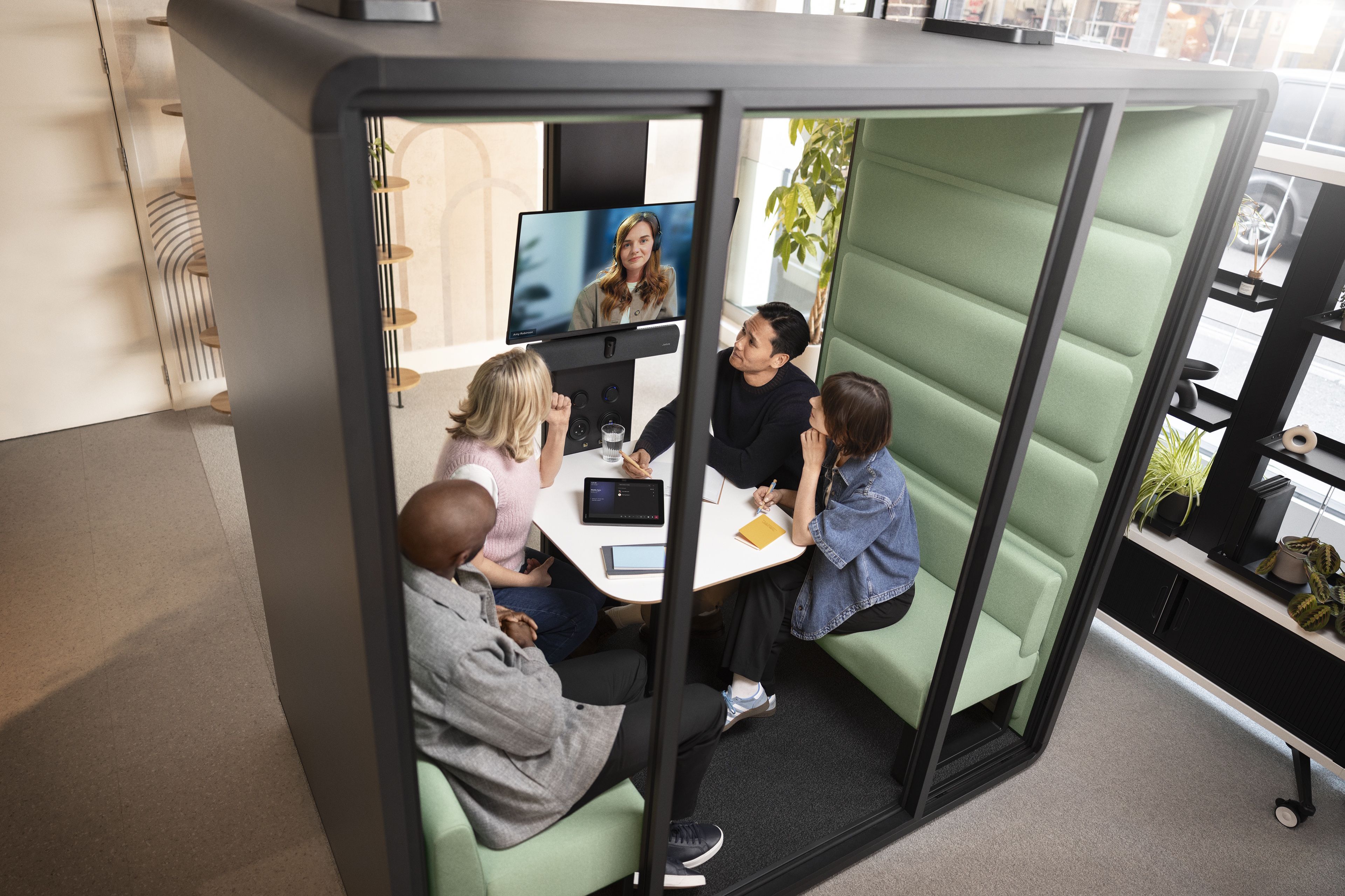 Een kleine vergaderruimte met Jabra PanaCast 40 VBS MS Teams Room videovergadersysteem met Control IP touchscreen controller