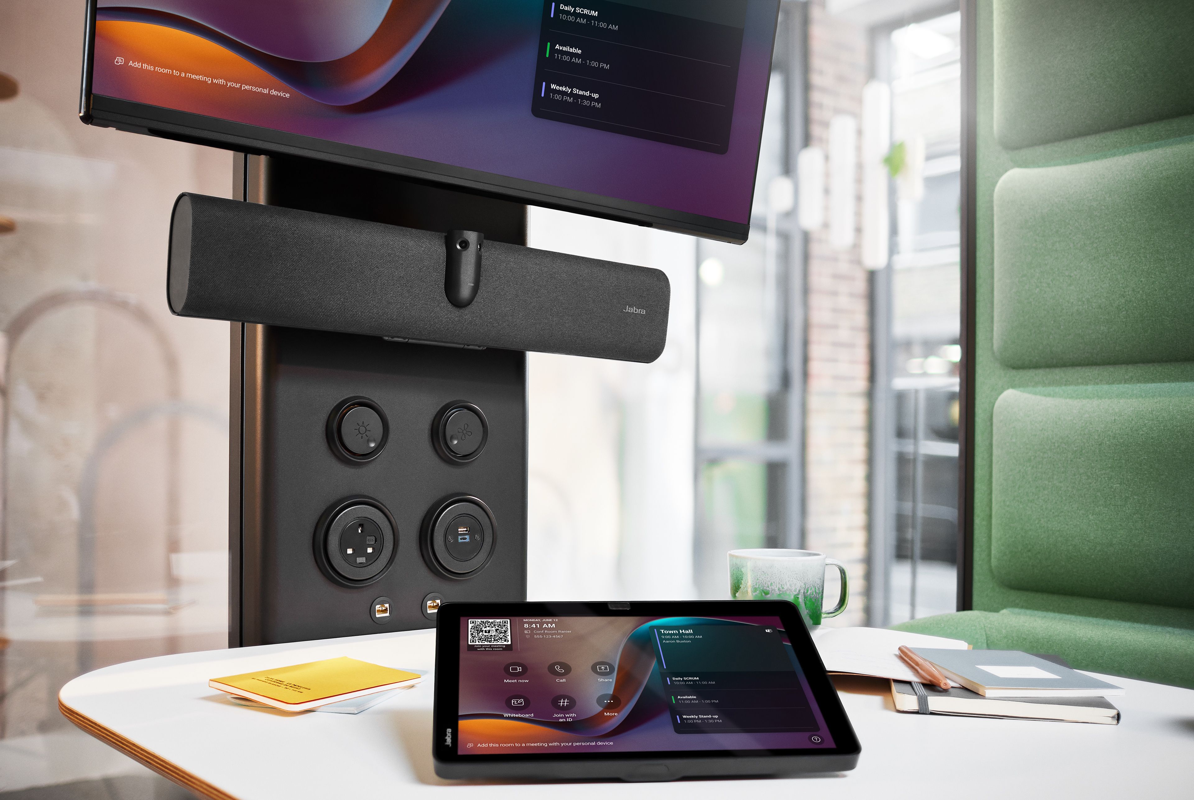 Jabra PanaCast 40 VBS MS Teams Room videovergadersysteem onder een display gemonteerd met de Control IP touch controller op de tafel in een huddle room