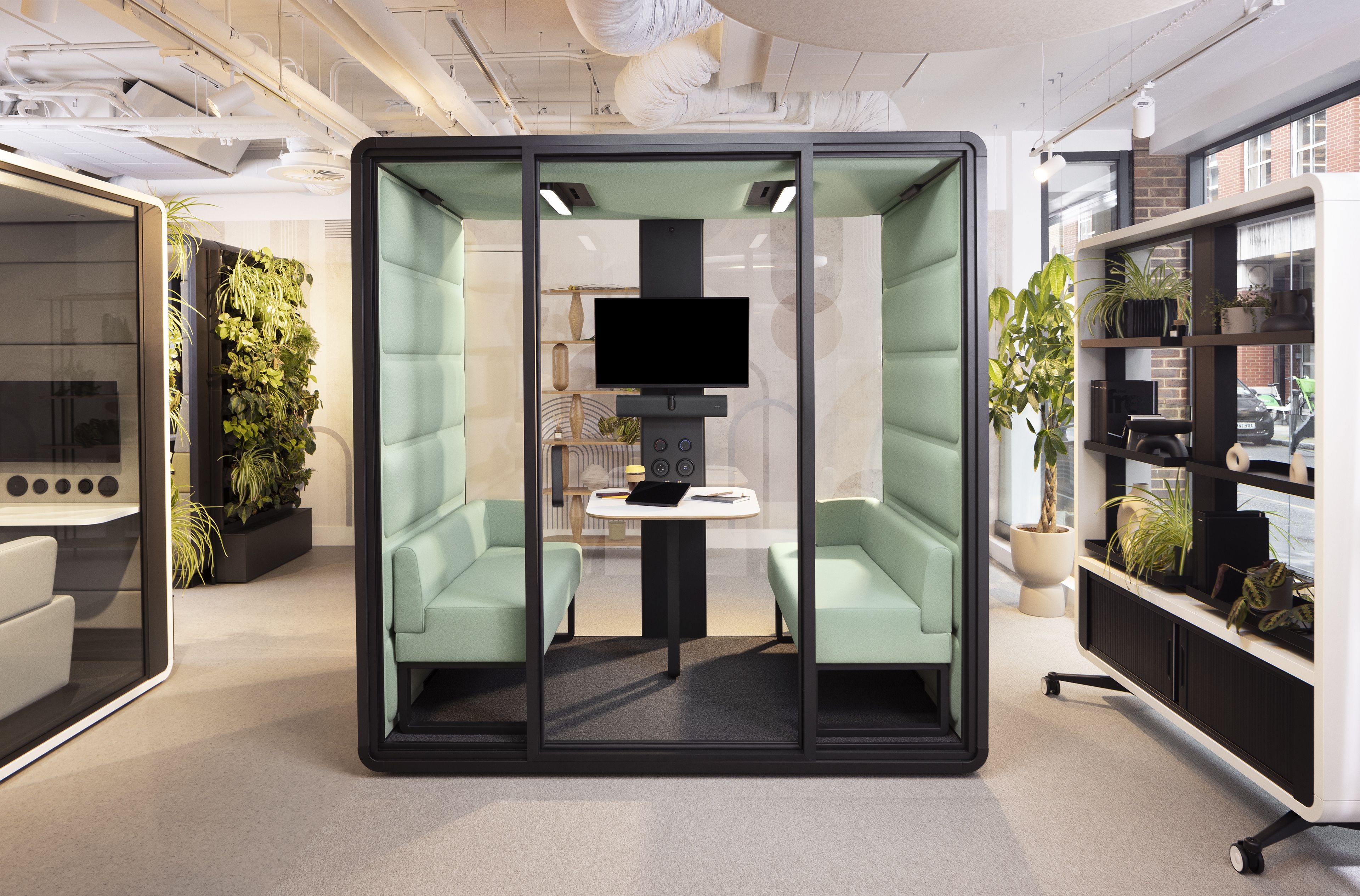 Huddle room of kleine vergaderruimte met daarin het Jabra PanaCast 40 VBS Zoom Room videovergadersysteem met de Control IP touchscreen controller