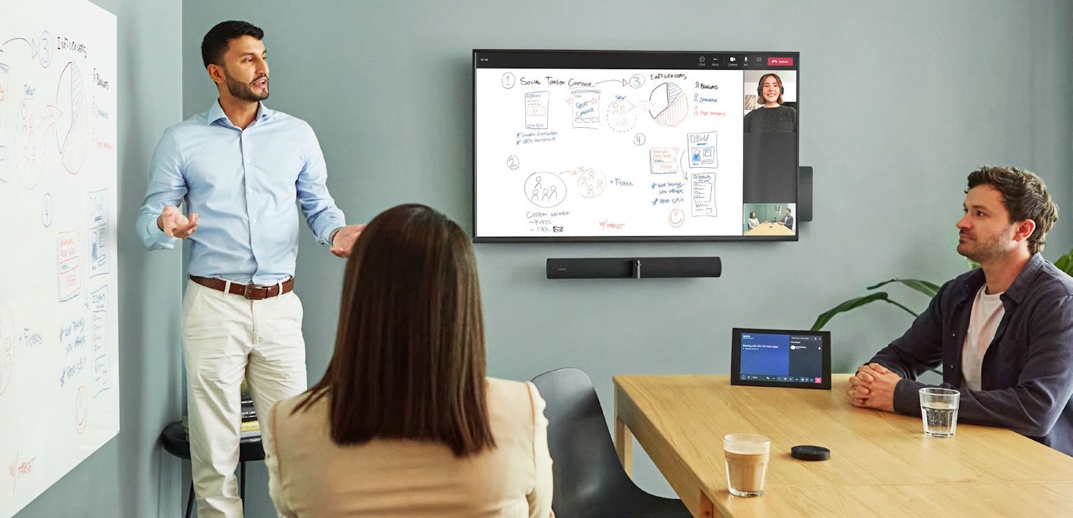 De Jabra PanaCast 50 Black 180° 4K Collaboration Bar in gebruik in een vergaderruimte met whiteboard sharing actief