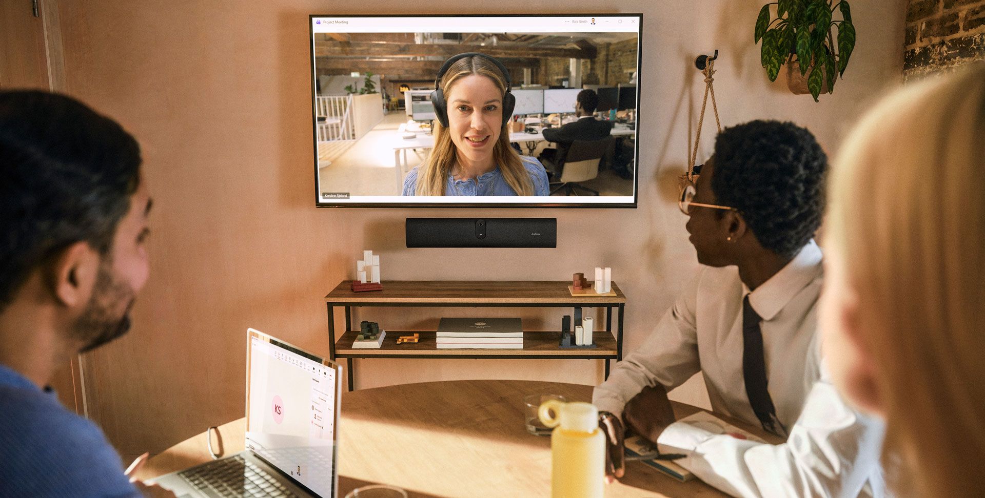 De compacte Jabra PanaCast U30 USB videobar voor kleine vergaderruimtes hangt aan de muur in een Teams Rooms vergaderruimte