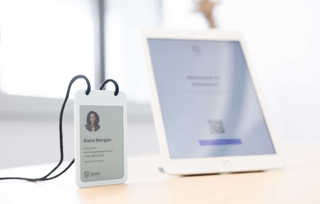De Joan ePaper Badge duurzame en herbruikbare naamkaart voor bezoekers staat klaar bij de receptie