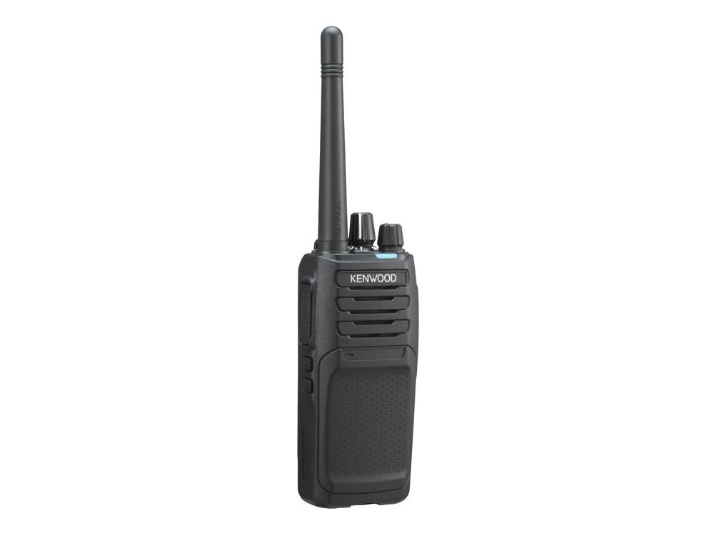 Linker zijkant van de Kenwood NX-1300DE3 Digitale UHF Portofoon met korte KRA-23 UHF antenne
