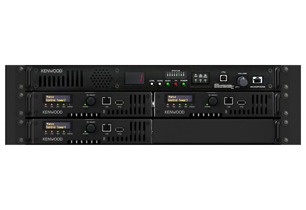 De Kenwood NXR-1800E2 UHF Repeater met twee stuks naast elkaar gemonteerd in een 1U serverrack