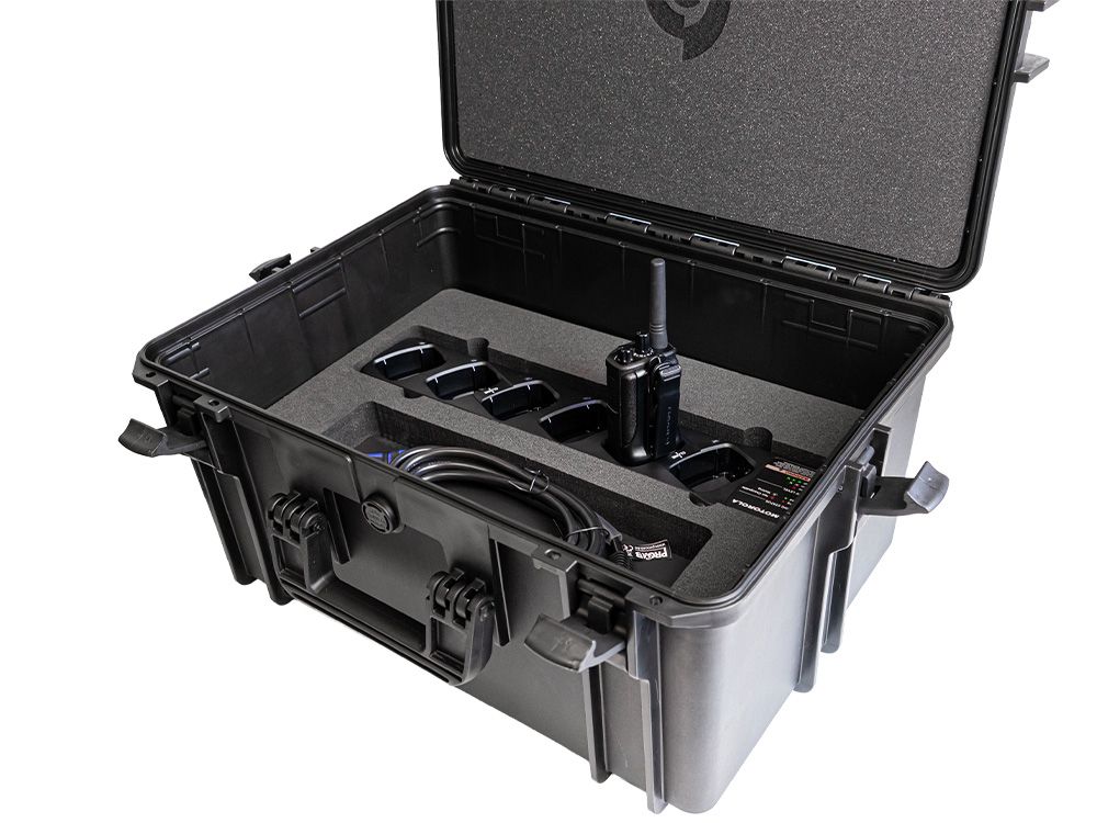 Portofoon koffer met multilader voor zes Motorola XT420 of XT460 portofoons open binnenkant met portofoon in lader