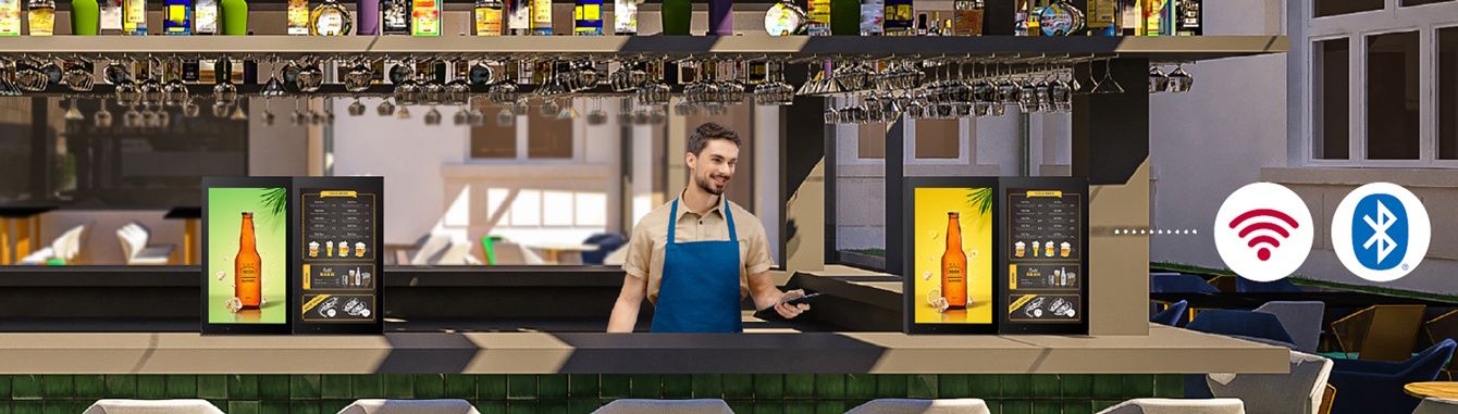 Het LG 22XE1J 22" Full HD high brightness outdoor signage display in gebruik op de bar van een horecagelegenheid