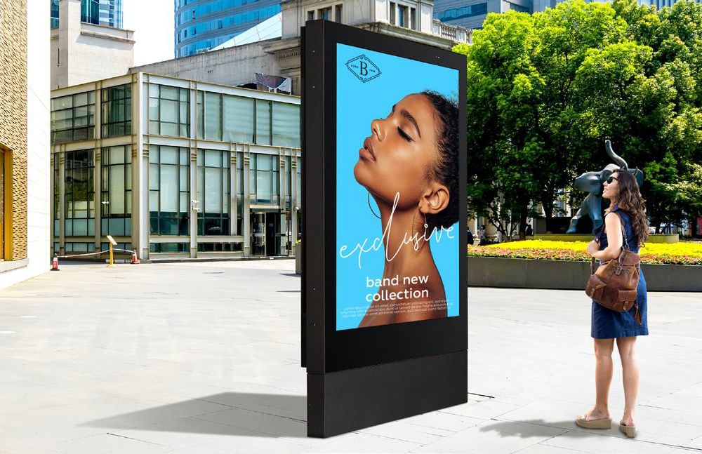 Het LG 75XE3C 75” 4K high brightness outdoor signage display buiten bij een winkelcentrum met reclame erop