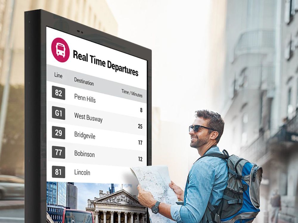 Het LG 86XE3FS 86" 4K high brightness outdoor signage display voor reisinformatie over het openbaar vervoer