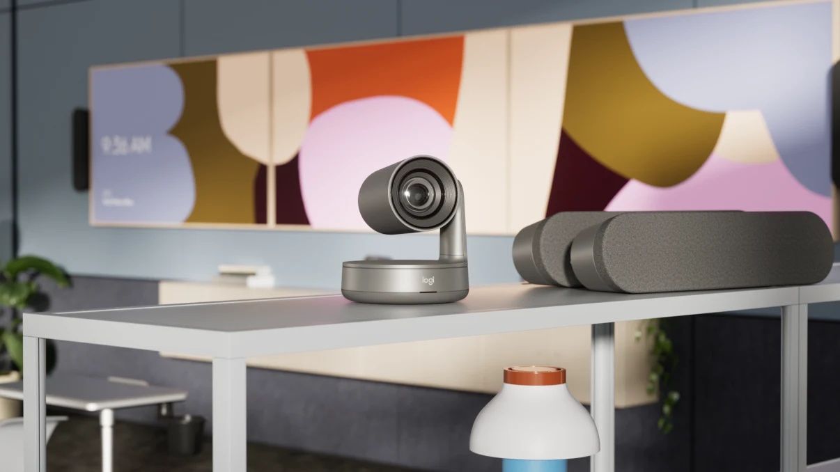 De Logitech Microsoft Teams Rooms Oplossing voor Grote Ruimtes in een vergaderruimte op een bureau