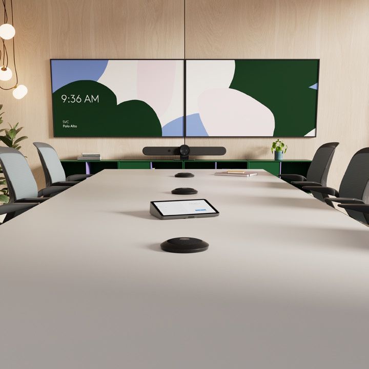 Complete Logitech Microsoft Teams Rooms voor Middelgrote Ruimtes bundel in een vergaderruimte