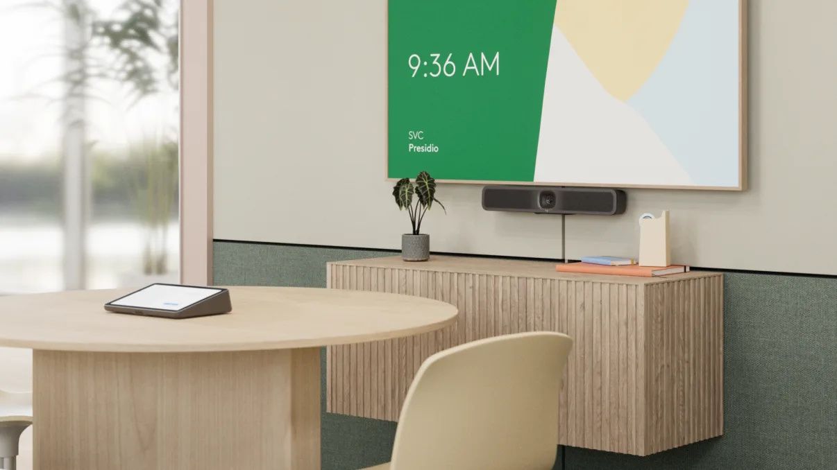 Teamruimte met Logitech Microsoft Teams Rooms Oplossing met Logitech Tap touch controller en Lenovo ThinkSmart Core pc en Logitech MeetUp 2 videobar