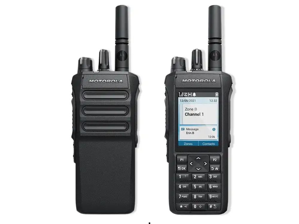Twee varianten van de Motorola R7 portofoon serie zonder en met keypad en display