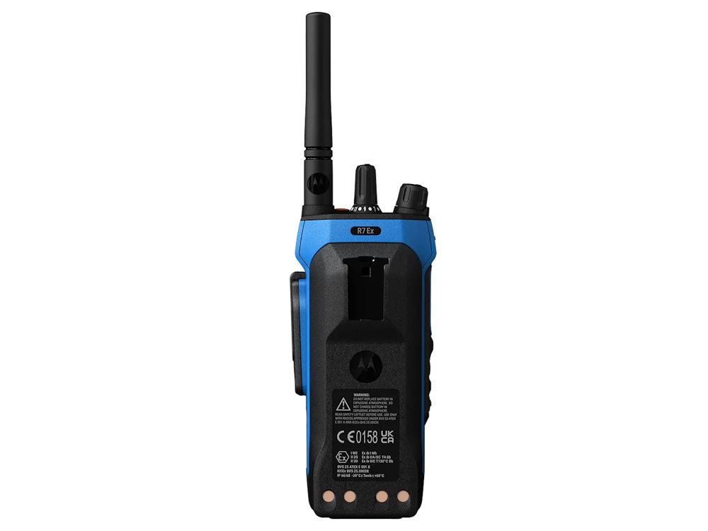 Achterkant van de Motorola R7Ex ATEX UHF portofoon met lader en zonder display