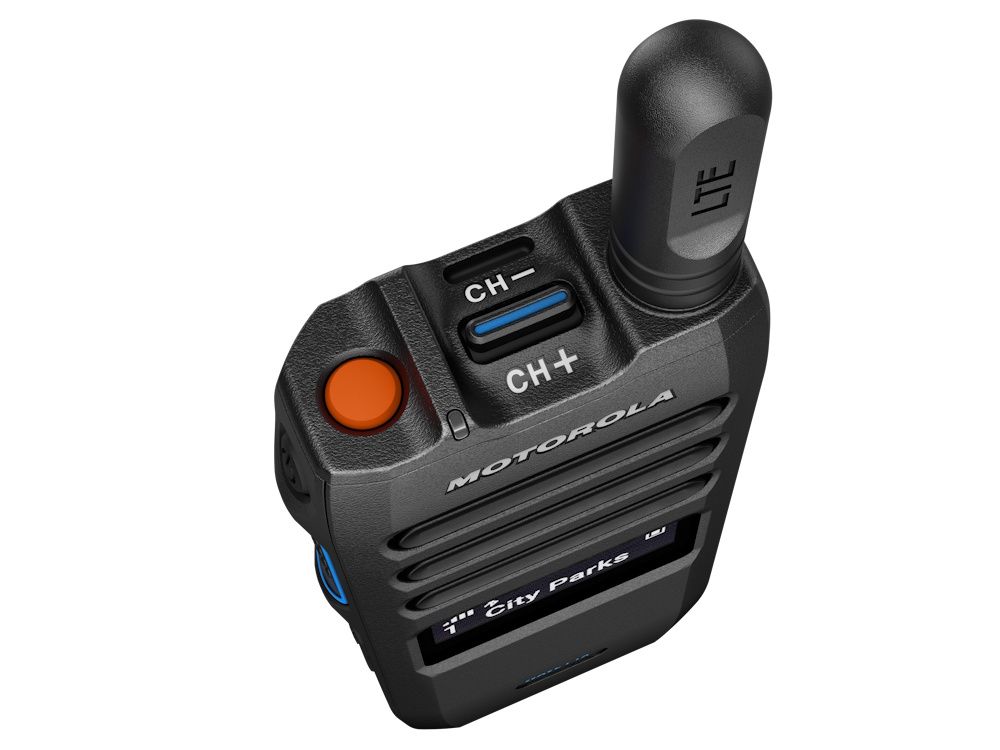 Bovenkant van de Motorola TLK110 Wave PTX 4G LTE portofoon met noodknop en kanaalknop en antenne