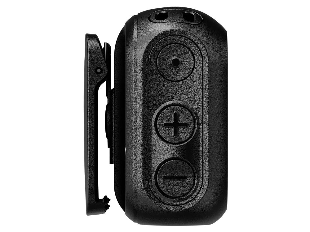 Linker zijkant van de Motorola V200 Bodycam met volumeknoppen en programmeerbare knop en een kledingclip aan de achterkant