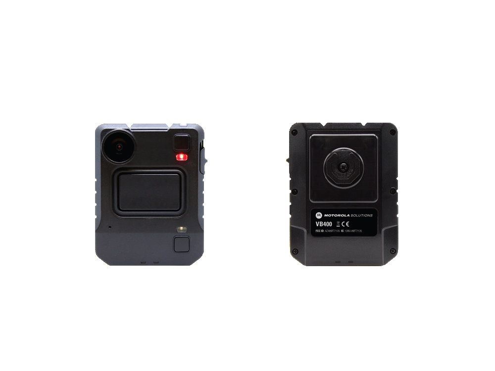 Voorkant van de Motorola VB400 bodycam en de achterkant met klick fast bevestiging voor bijbehorende accessoires