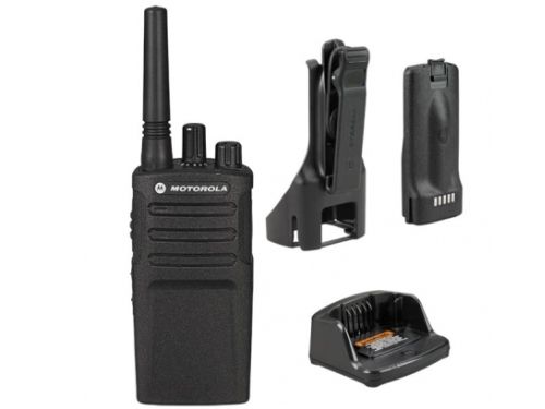 De vergunningsvrije Motorola XT420 portofoon met snellader en riemclip en accu