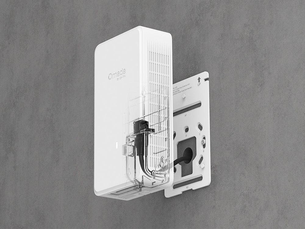 Het Omada by TP-Link EAP775-Wall indoor WiFi 7 wall access point op de muur gemonteerd met bekabeling in de muur