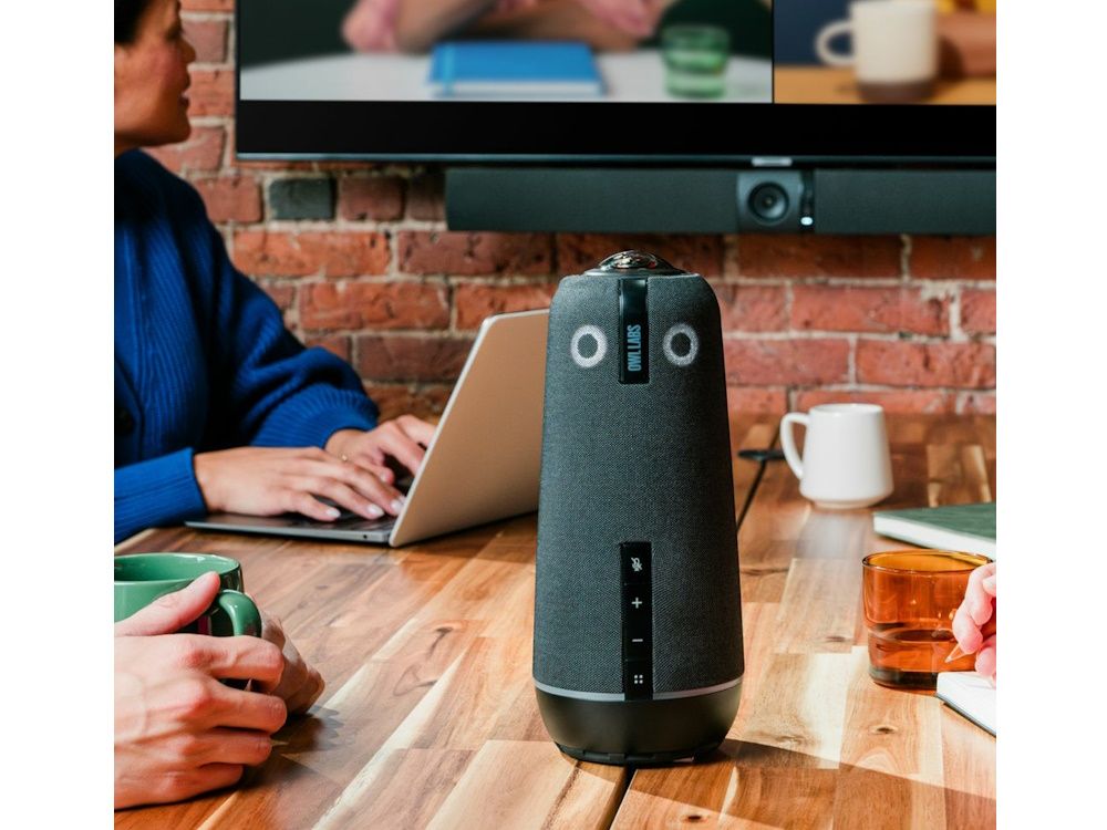 De Owl Labs Meeting Owl 4+ videoconferentie-oplossing op een vergadertafel in een huddle room