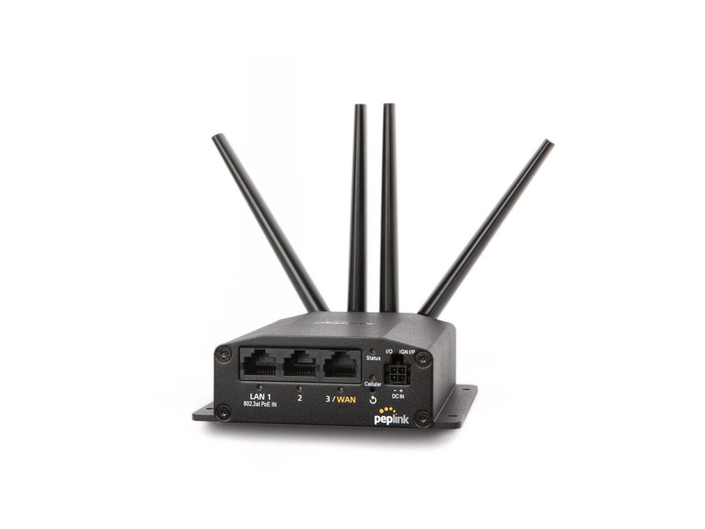 De Peplink MAX BR1 Mini 5G router met antennes en WAN en LAN poorten