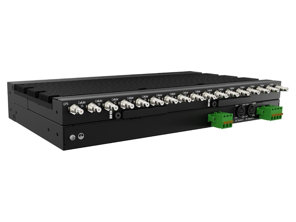 Achterkant van de Peplink MAX HD4 MBX 5G quad-modem global 5G router met terminal blocks en alle antenneconnectoren