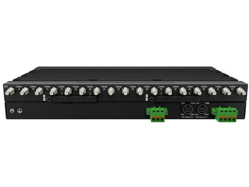 Achterkant van de Peplink MAX HD4 MBX 4G+ Pro CAT 20 quad modem router met de terminal block connectoren en antenneconnectoren