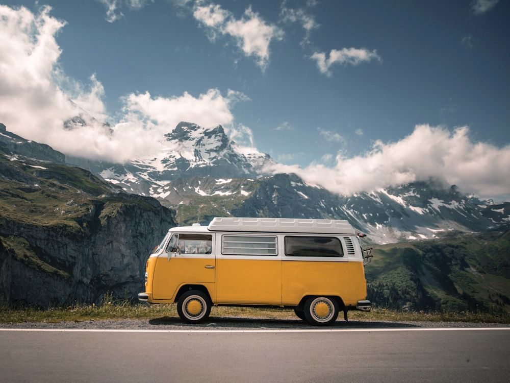 De Peplink Antenna Mobility 40G met 4x4 MIMO as 5G LTE antenne gemonteerd bovenop een geel Volkswagen busje of camper