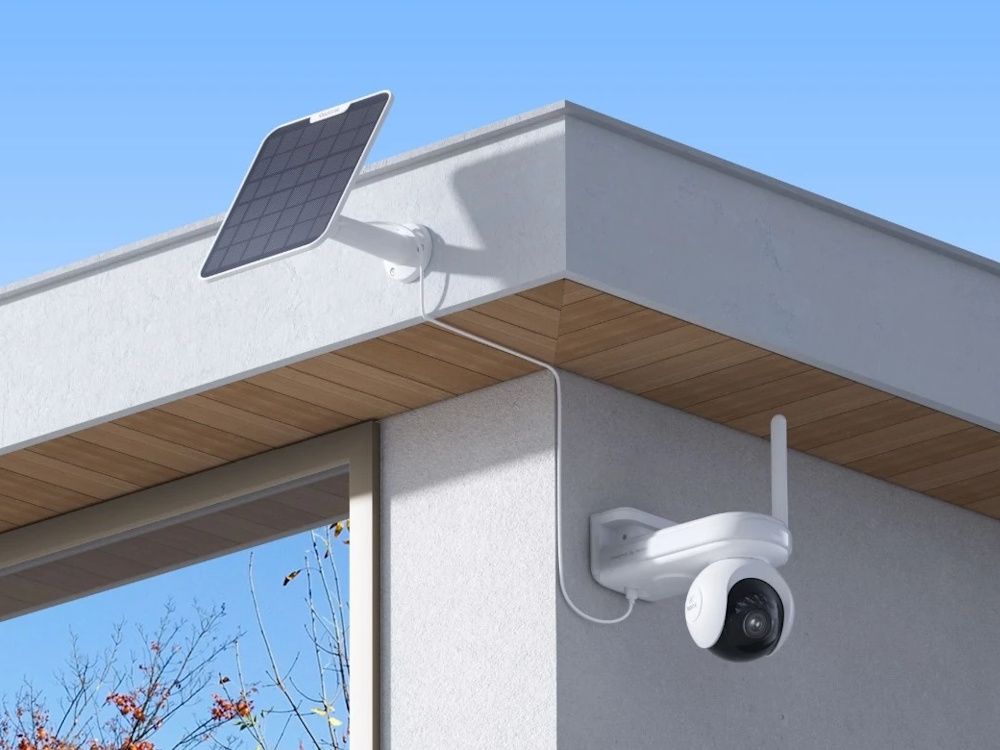 De draadloze Reolink B660-W 4K PT WiFi accu camera voor buiten met een optioneel zonnepaneel gemonteerd op een buitenbuur