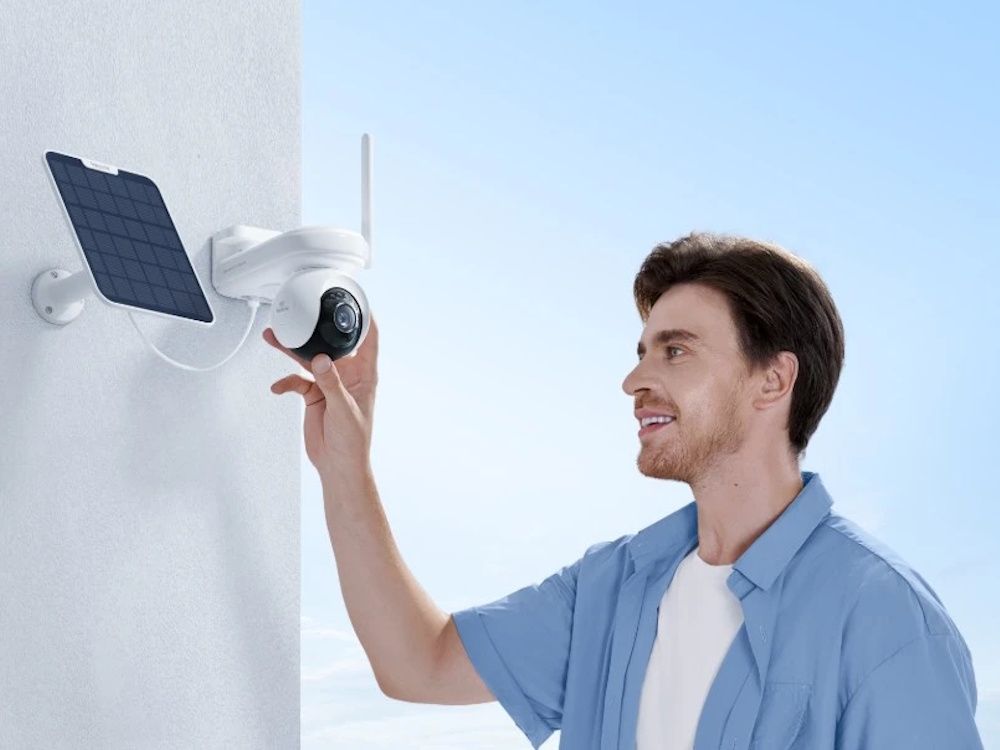 De draadloze Reolink B660-W 4K PT WiFi accu camera voor buiten wordt op een buitenmuur geplaatst door een installateur