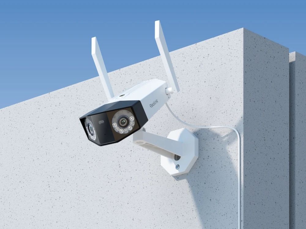 De Reolink Duo 3 WiFi (W750-W) dual-lens 180° 16MP WiFi camera buiten aan een muur geplaatst
