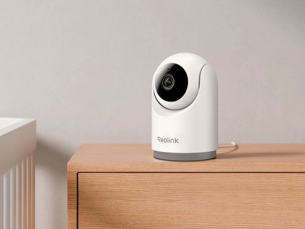 De Reolink E331 indoor 5MP PT WiFi 6 camera als babyfoon op een kastje in een babykamer