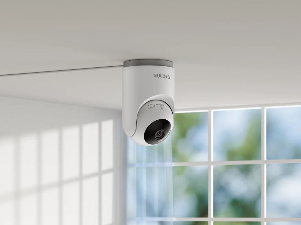 De Reolink E331 indoor 5MP PT WiFi 6 camera aan het plafond gemonteerd