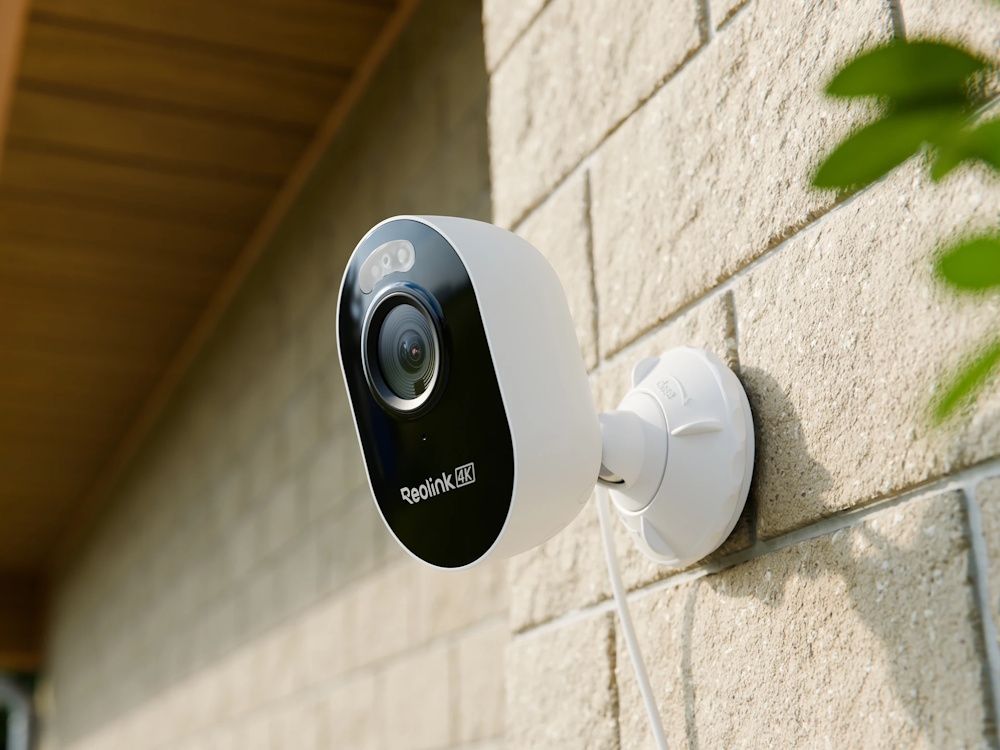 De Reolink E450-W outdoor 4K WiFi camera buiten aan de muur van een woning gemonteerd