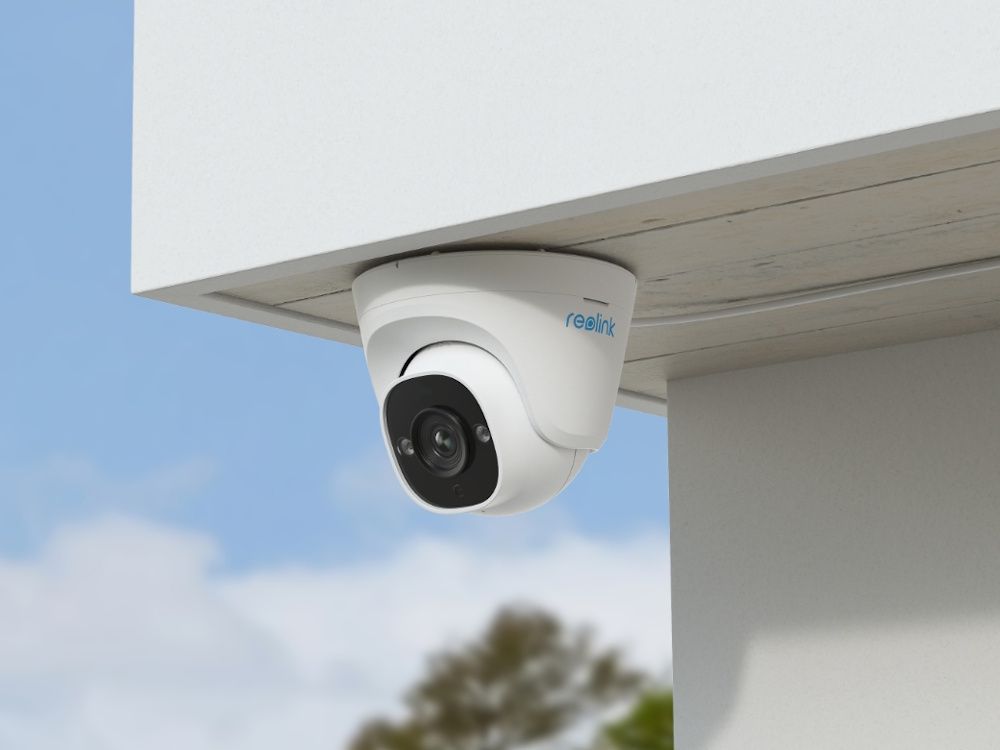 De Reolink P324 outdoor 5MP beveiligingscamera met PoE buiten geïnstalleerd onder een afdak aan een woning of pand