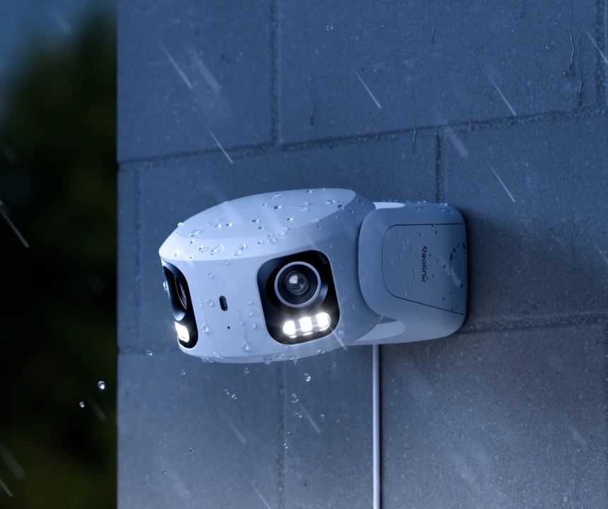 De weerbestendige Reolink RP-PCT16MD-W 180° dual-lens 16MP PoE camera hangt buiten in de regen