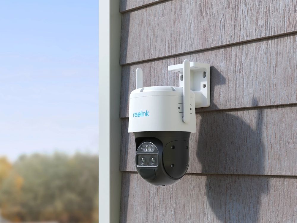De Reolink TrackMix G770-W outdoor beveiligingscamera buiten aan de wand van een woning geplaatst