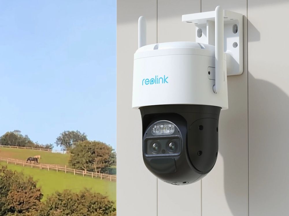 De Reolink TrackMix G770-W outdoor beveiligingscamera buiten aan de wand van een woning of boerderij geplaatst