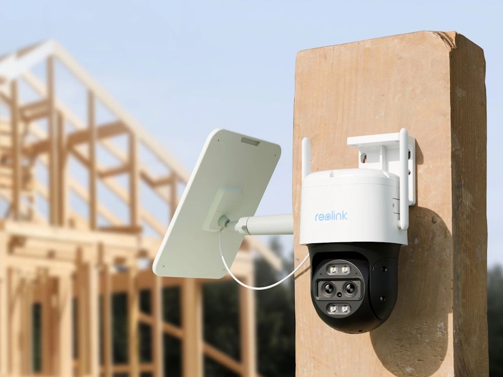 De Reolink TrackMix G770-W outdoor beveiligingscamera met een zonnepaneel op een bouwplaats geïnstalleerd