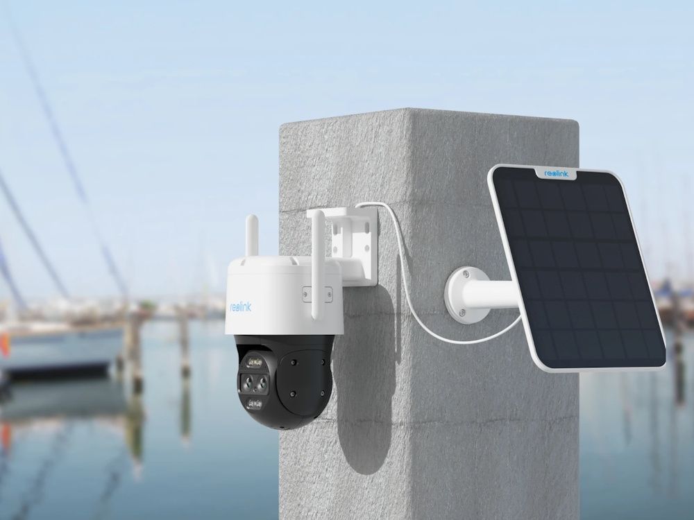 De Reolink TrackMix G770-W 4G LTE outdoor beveiligingscamera met een zonnepaneel buiten in een haven geplaatst voor toezicht op boten en schepen