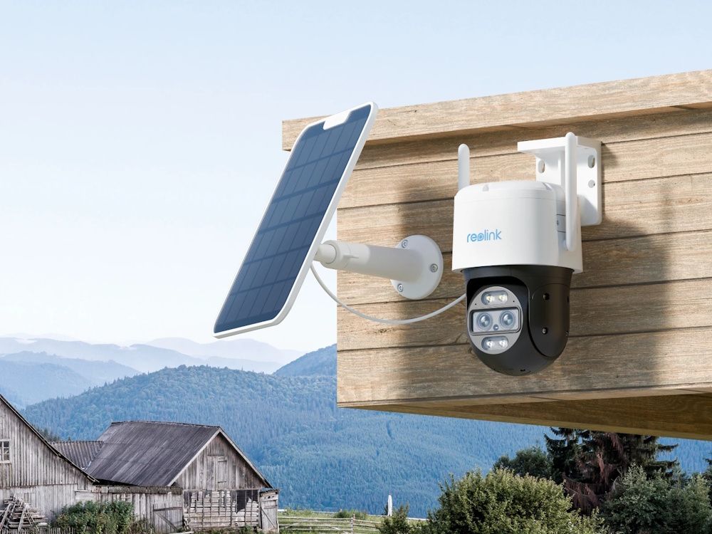 De Reolink TrackMix G770-W 4G LTE outdoor camera buiten aan een overkapping geplaatst met een zonnepaneel bij een afgelegen woning