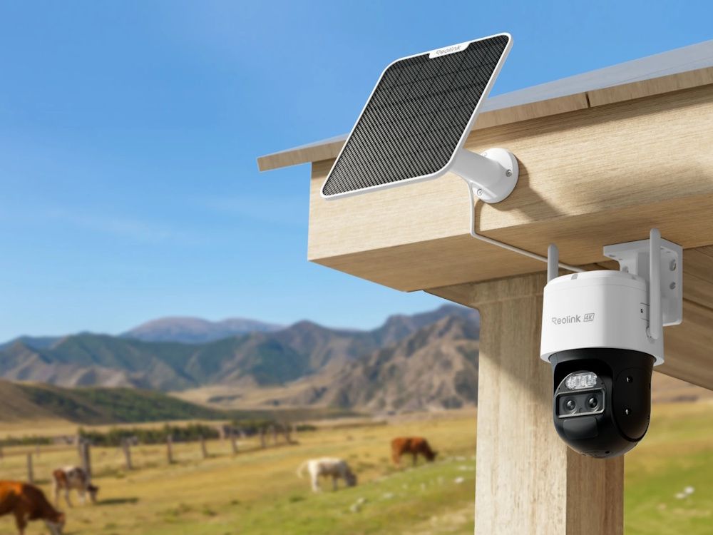 De Reolink TrackMix G770-W 4G LTE outdoor camera buiten aan een overkapping of veranda geplaatst samen met een zonnepaneel bij een afgelegen boerderij of woning