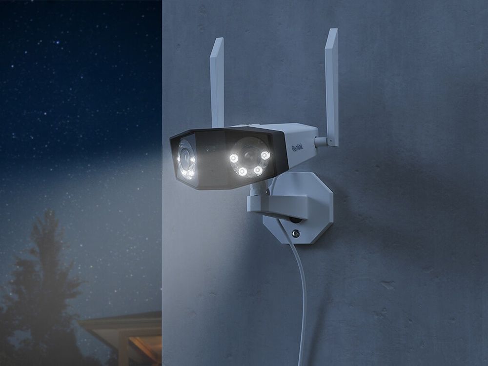 De Reolink W730 WiFi outdoor 4K beveiligingscamera buiten geïnstalleerd op de muur en met de spotlights aan voor kleuren nachtzicht tot 30 meter