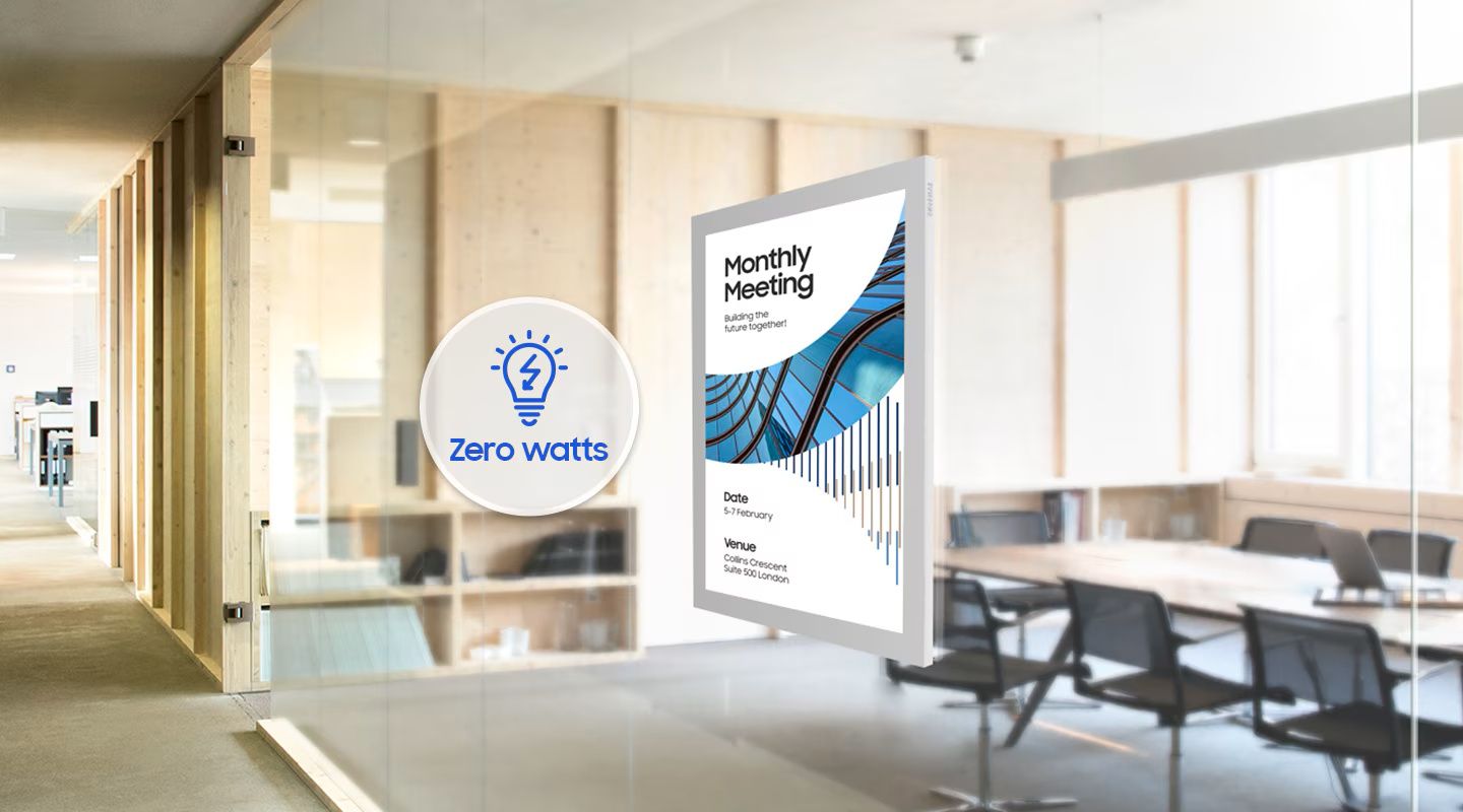 Het Samsung EM13DX 13” Color E-Paper Display op een glazen wand van een vergaderruimte